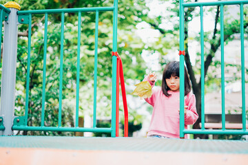 公園で一人で遊ぶ女の子