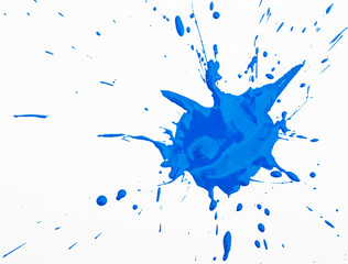 Naklejka premium Colorful blue blot with drops and drips isolated on white