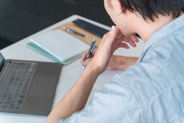 勉強をする大学生・学生の手元・後ろ姿

