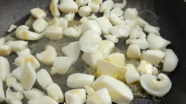 cuisson de calamars en morceaux dans une po&ecirc;le