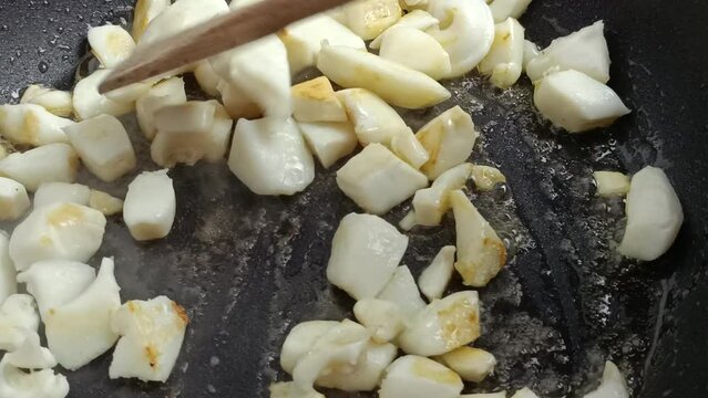cuisson de calamars en morceaux dans une po&ecirc;le