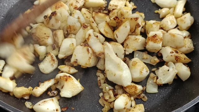 cuisson de calamars en morceaux dans une po&ecirc;le