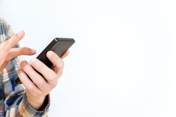 スマートフォンを操作する男性の手