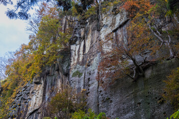Fototapeta na wymiar 日本　山形県山形市にある立石寺、通称山寺の四寸道から見える百丈岩