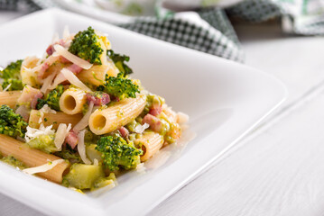 Piatto di rigatoni con broccoli e pancetta, pasta italiana, cibo europeo 