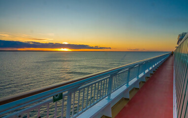 Obraz premium Stunning sunset over the famous cliffs and beaches of the Valdés Peninsula, Chubut, Patagonia, Argentina,