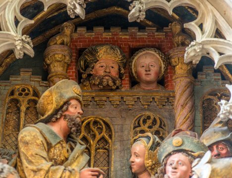 Personnages sculpt&eacute;s destin&eacute;s &agrave; l'&eacute;ducation des fid&egrave;les dans la cath&eacute;drale Notre-Dame d'Amiens, Somme, Picardie, France