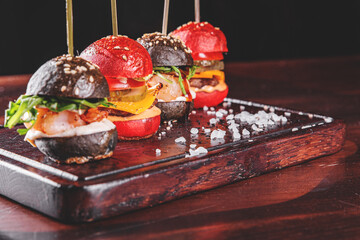 set mini hamburgers, mini burgers on plate