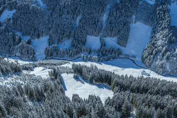 Ausblick auf das verschneite Tal der Bolgenach im Oberallgäu