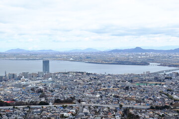 琵琶湖と大津市街地の風景