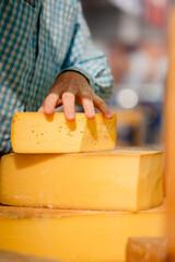 Käse wird an der Theke geschnitten