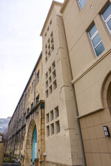 様々に活用される旧下京中学校成徳学舎の建物（京都府京都市）