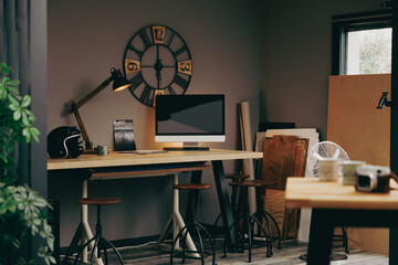 Atelier bureau vintage d'un créatif ou d'un artisan photographe avec une table en bois, un...