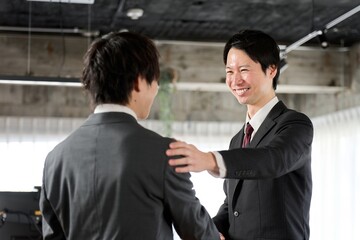 部下を励ますアジア人ビジネスマン