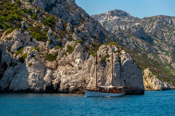 Voilier naviguant le long du parc naturel des calanques © PPJ