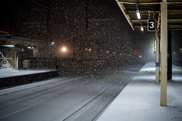 夜間・降雪の駅のホーム