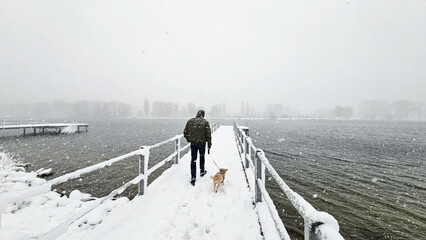 Mann mit Hund im Schnee