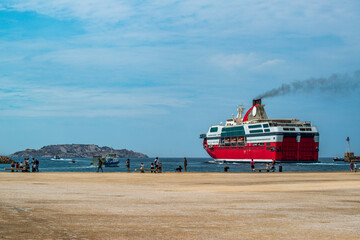 Ferry quittant le port de Marseille