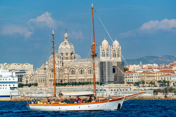 Voilier au large de Marseille et sa cathédrale