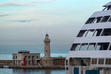 Ferry à quai dans le port de Marseille
