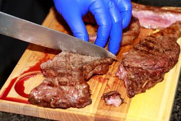 Cutting medium rare beef
