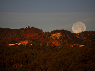 Puesta de la luna por la montaña