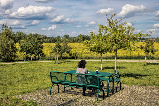 buckow, deutschland - 13.08.2023 - autobahnrastst&auml;tte in der n&auml;he vom buckowsee