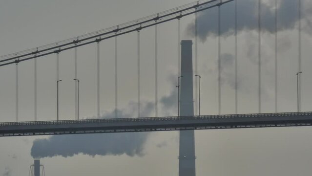 つり橋と煙突