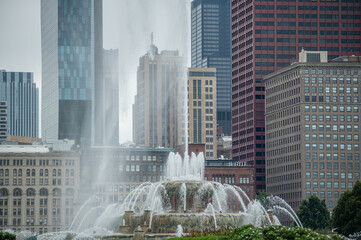 Fototapeta premium Fountain in the city on a beautiful cloudy afternoon. Chicago, Illinois, USA