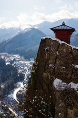 Fototapeta na wymiar 雪化粧の山寺