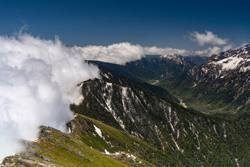 雲に囲まれた山脈