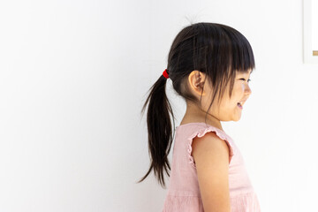 ポニーテールの女の子の横顔（3歳、日本人）