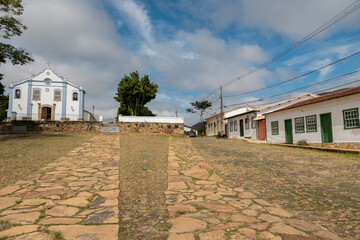 Fototapeta premium Rua histórica com casas coloniais e o Santuário da Santíssima Trindade, Tiradentes, Minas Gerais