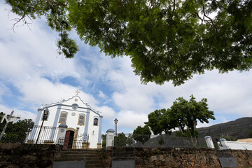 Fototapeta premium Galho de árvore e Santuário da Santíssima Trindade, Igreja histórica de Tiradentes, Minas Gerais