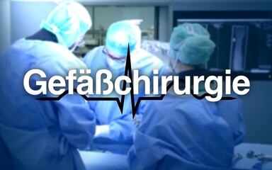 Gefäßchirurgie Schriftzug, im Hintergrund die Herzfrequenz und ein Operationssaal mit Chirurgen...