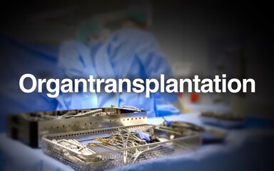 Organtransplantation Schriftzug, im Hintergrund ein Operationssaal mit Chirurgen am Patienten,...
