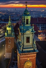 Zamek Królewski na Wawelu w bajeczny poranek - widok z drona