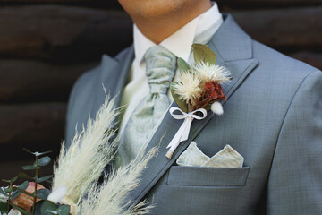 Eleganter Hochzeitsstrauß mit weißen und cremefarbenen Rosen in den Händen einer Braut