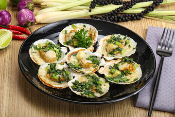 Grilled scallops with green onion