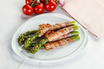 Grilled asparagus with bacon