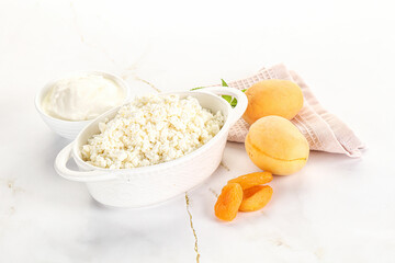 Cottage cheese with apricot and cream