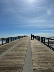 Obraz premium Silhouette people walking on the Navarre Beach Florida fishing pier