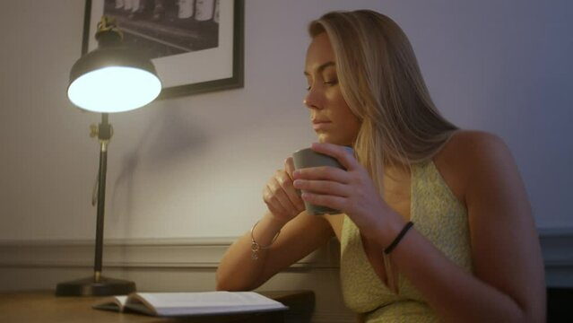 Kaffee und Buch mit Model