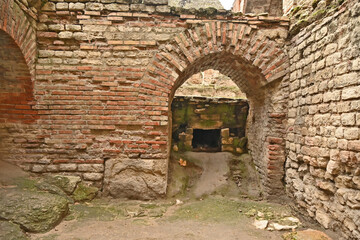 Obraz premium Arles, ruderi e rovine delle antiche terme romane - Provenza, Francia