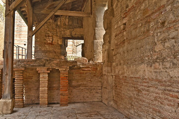 Arles, ruderi e rovine delle antiche terme romane - Provenza, Francia