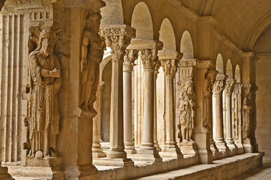 Arles, il chiostro della cattedrale di Saint Saturnin - Provenza, Francia