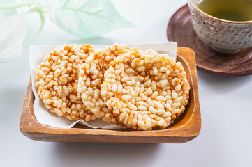 米粒のおせんべいとお茶