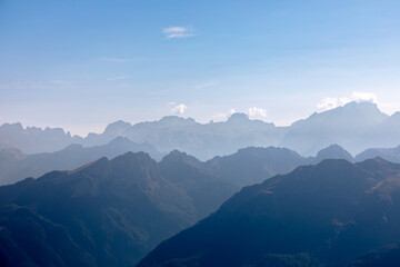 Blick vom Gipfel des Lagazuoi, Dolomiten, Italien, im Gegenlicht