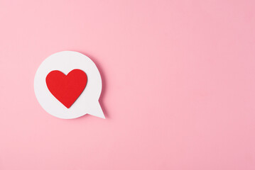 Red heart in speech bubble. Love in thoughts on pink background. Valentines Day concept, Valentines...