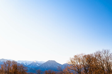 冠雪した山岳風景と冬空　安曇野市